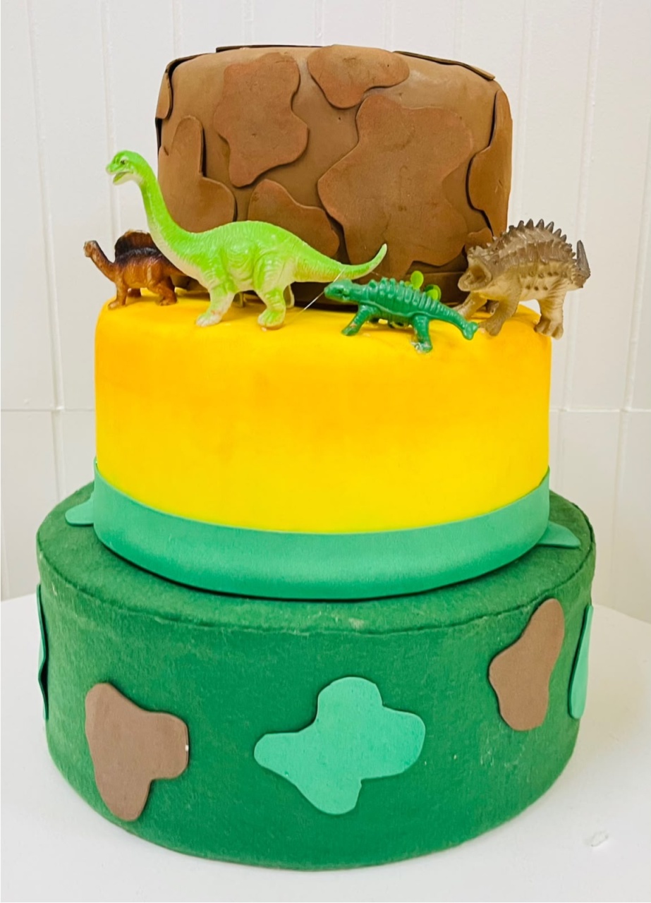 Bolo Fake - Dinossauro 2 - João e Maria Festas 