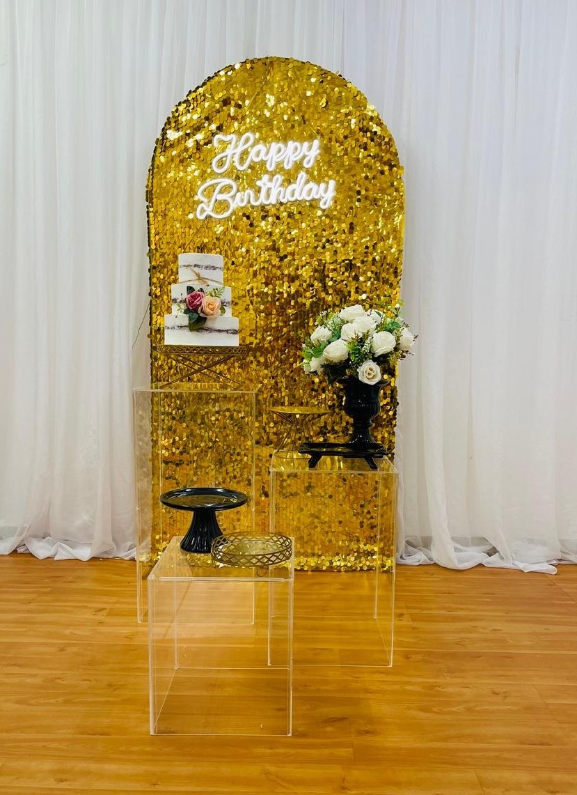 Composição Dourado Com Cubo Acrilico  - João e Maria Festas 