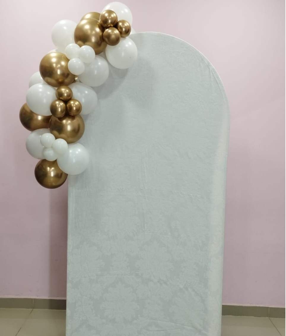 Arco de Balões 1 Metro (Branco Comum E Dourado Metalizado) - pampegueemonte