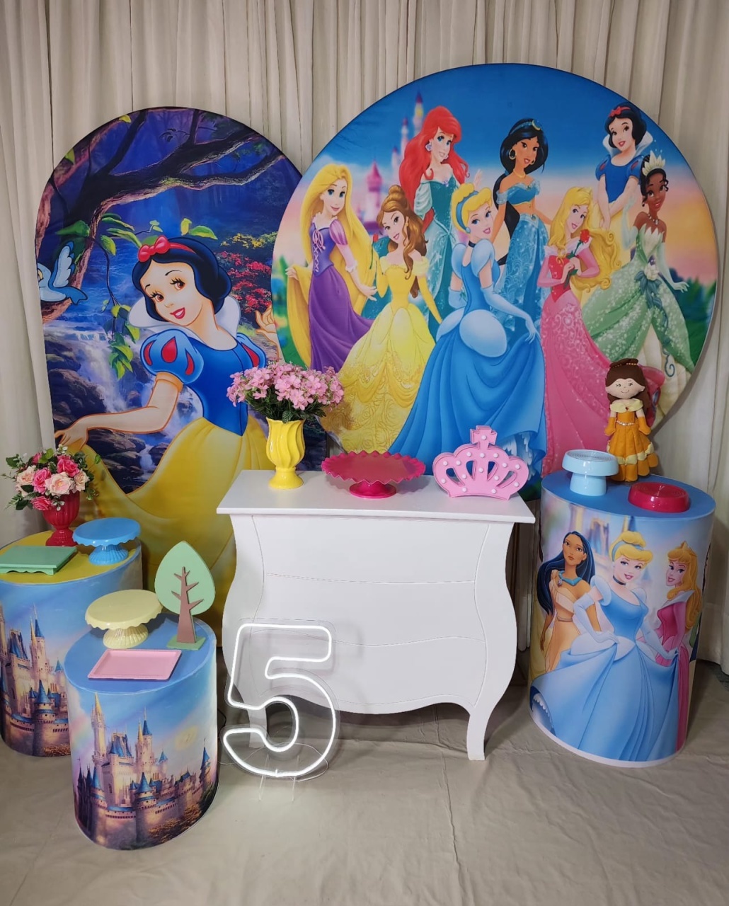 As Princesas Com  Branca de Neve  Jade  - Tok de Festas 