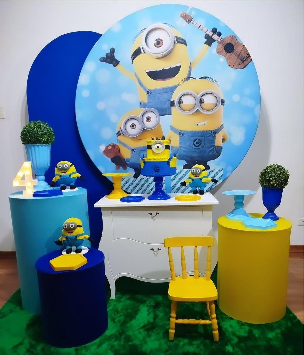 Composição Minions - Michele Locações