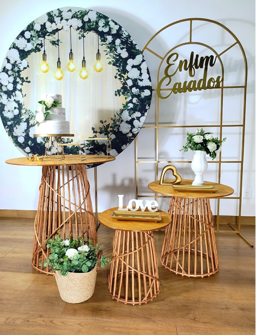 Composição Luxo Painel Floral Lâmpadas - Michele Locações