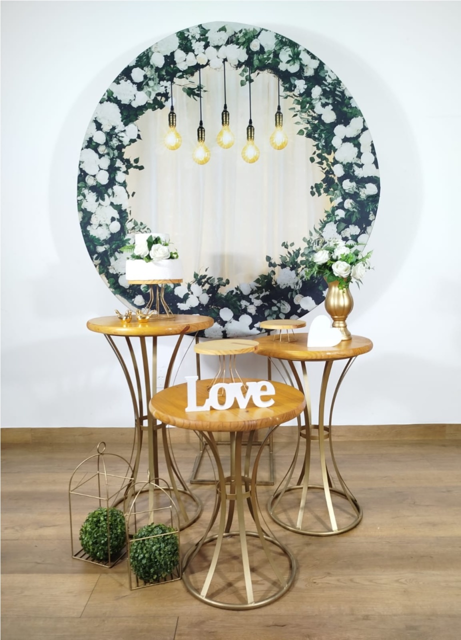 Composição Painel Floral Com Lampadas - Michele Locações