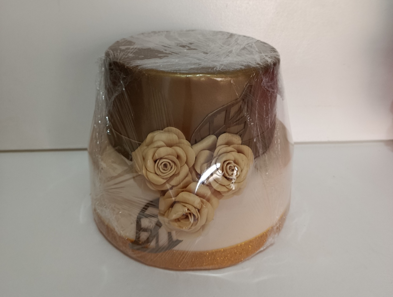 Bolo Fake Dourado  E Nude   - Espelhomagicopeguemonte
