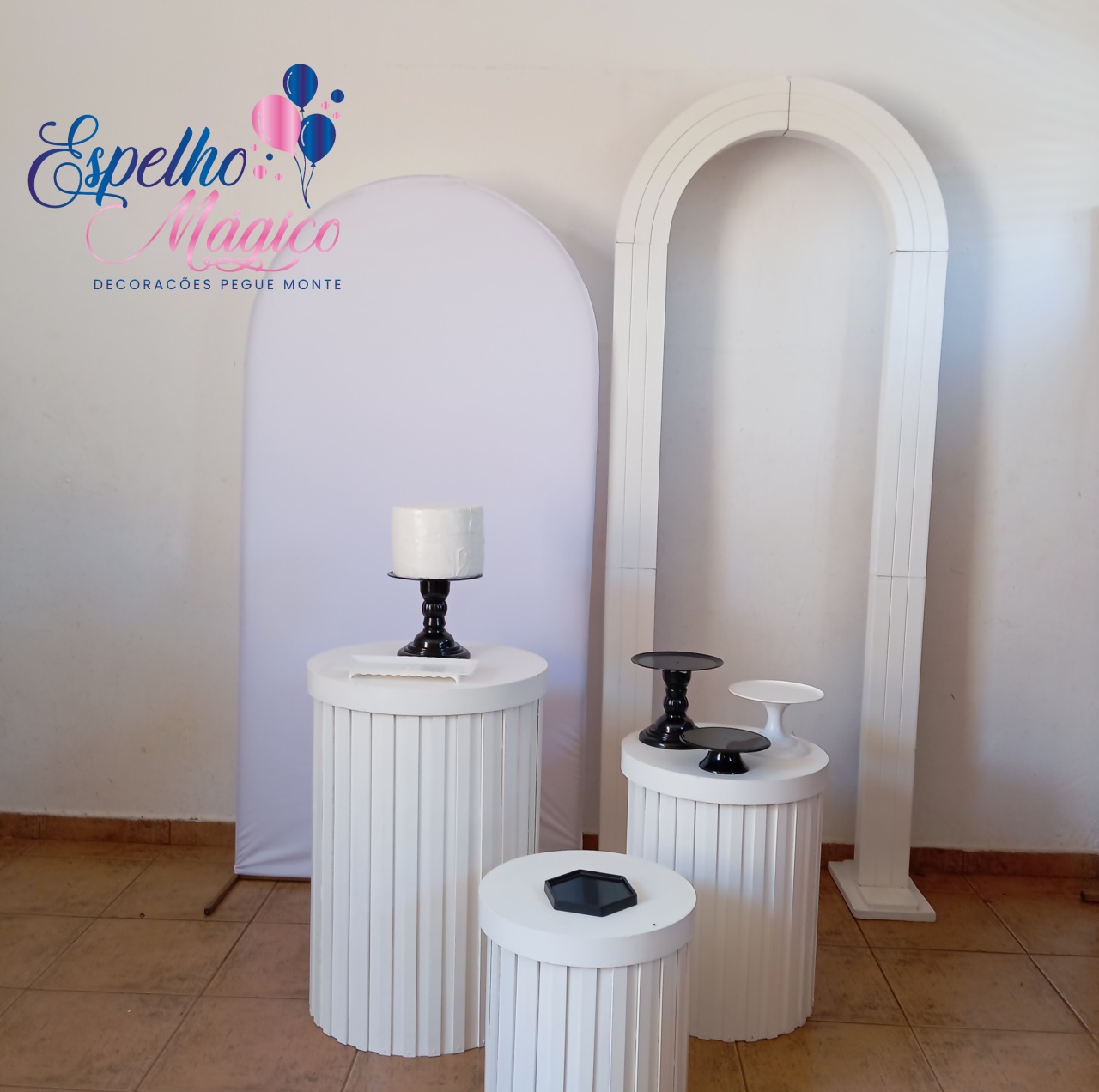 Decoração Branco E Preto Painel Romano  E Portal Romano - Espelhomagicopeguemonte