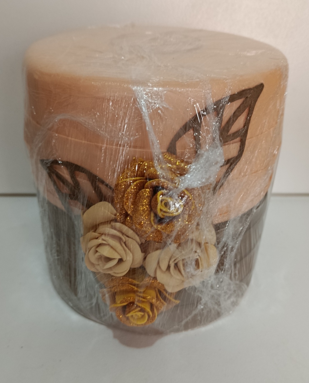 Bolo Fake Nude E Dourado Com Flor - Espelhomagicopeguemonte