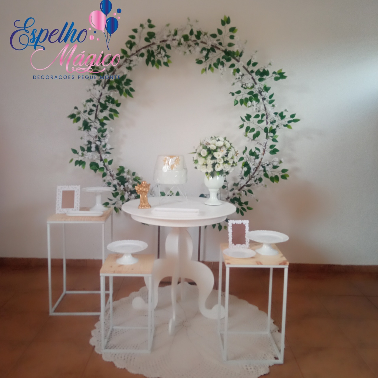 Decoração Batizado Arco Floral Branco  Mesa Redonda  - Espelhomagicopeguemonte