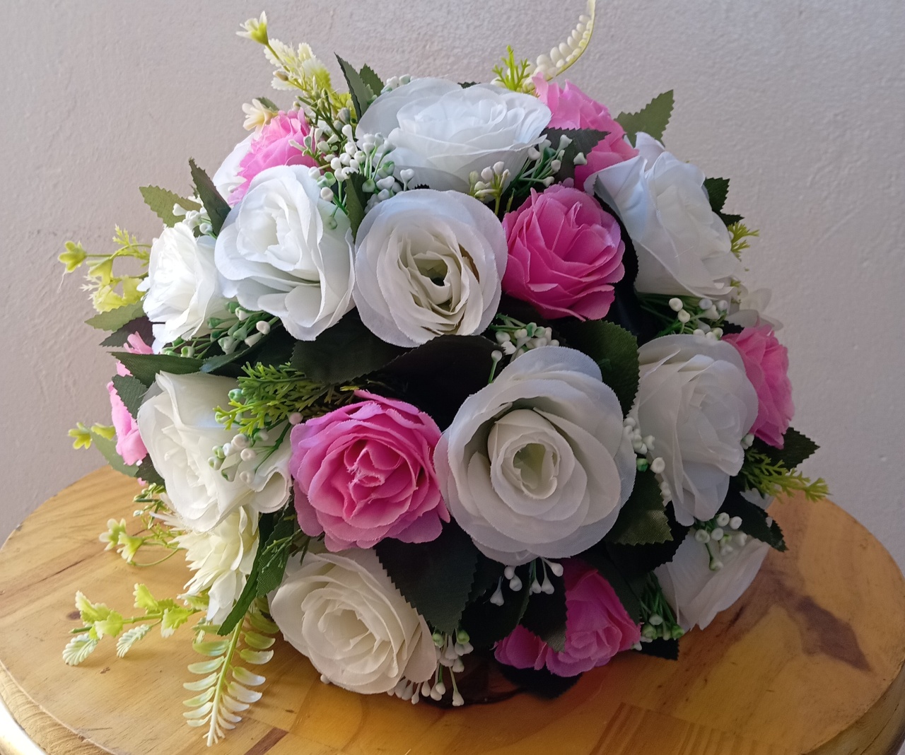 Arranjo de Flor Branco Com Rosa G - Espelhomagicopeguemonte