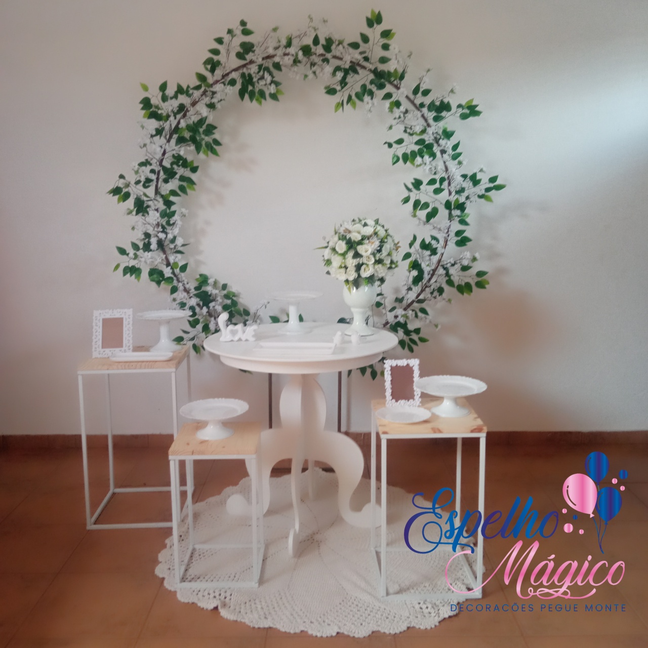 Decoração Casamento Arco Floral Branco  Mesa Redonda - Espelhomagicopeguemonte