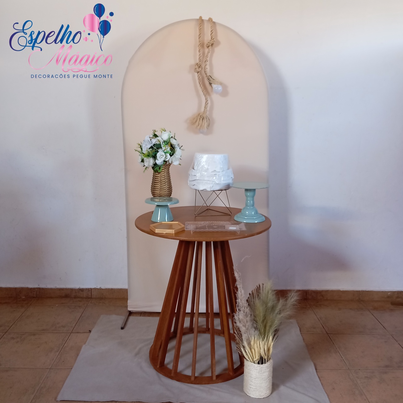 Decoração Bege Com Painel Romano Lampada Mesa Cone Ripada - Espelhomagicopeguemonte