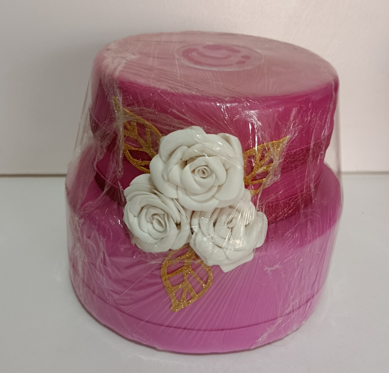 Bolo Fake Pink E Rosa Flor Branca  - Espelhomagicopeguemonte