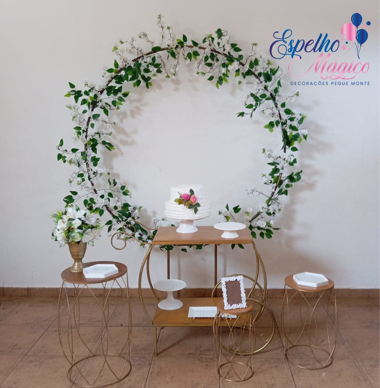 Decoração Casamento Arco Flor de Cerejeira Branca - Espelhomagicopeguemonte