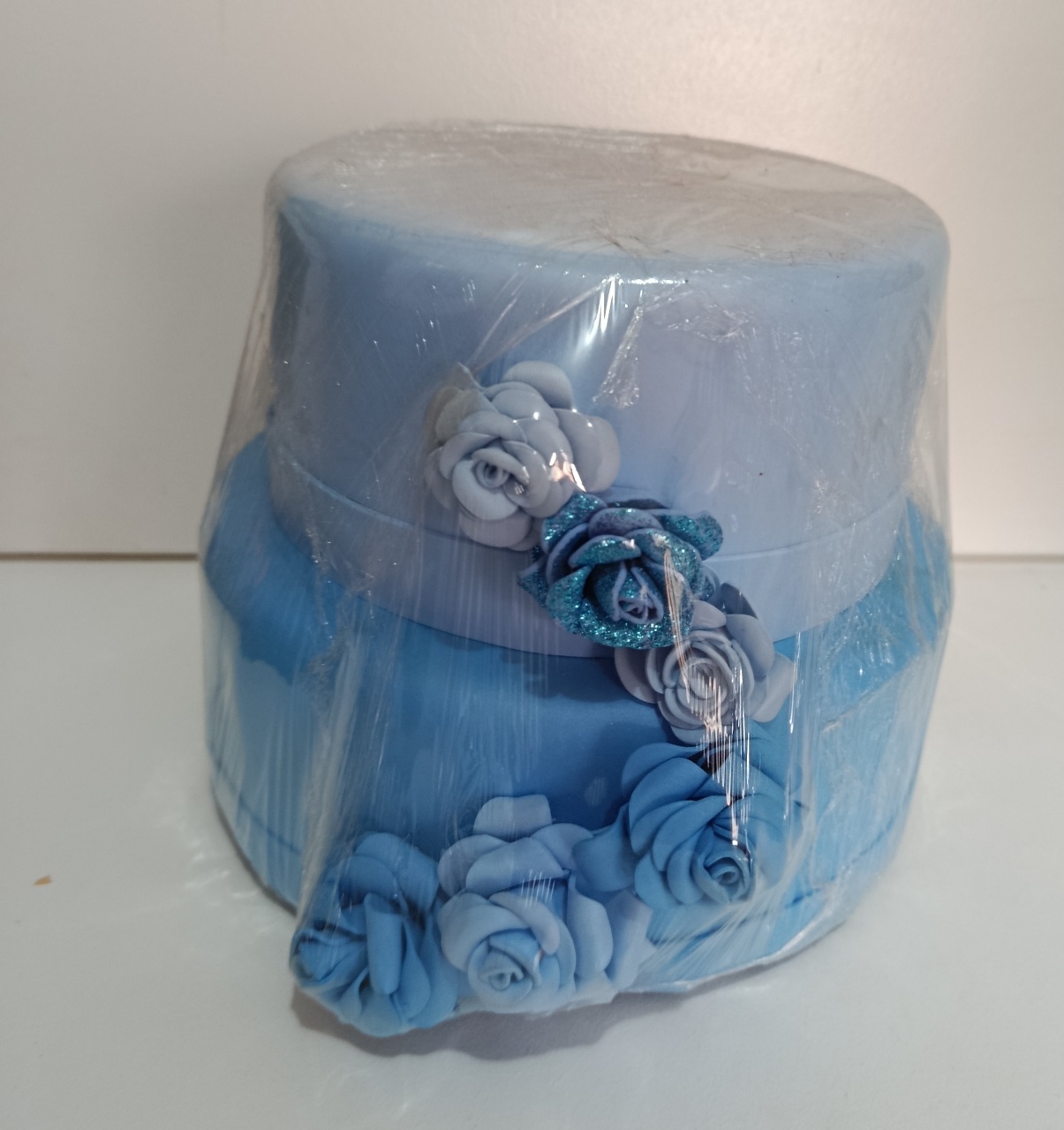 Bolo Fake Azul Claro Com Flores  - Espelhomagicopeguemonte