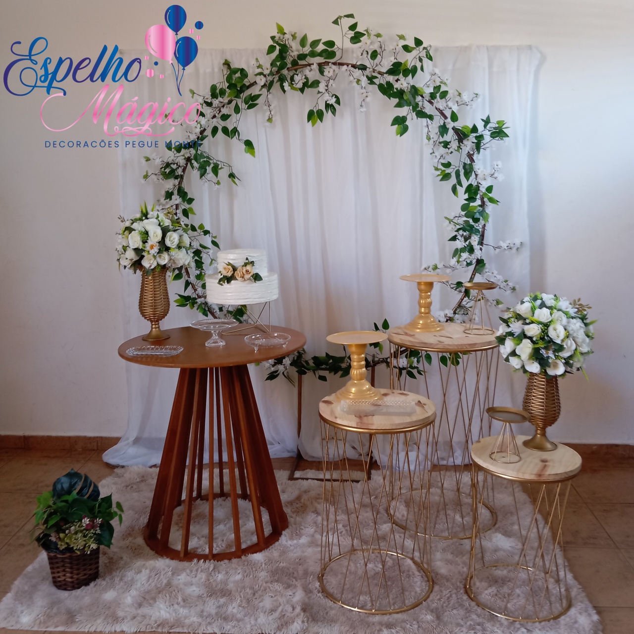Decoração de Casamento Arco Floral Branco  - Espelhomagicopeguemonte