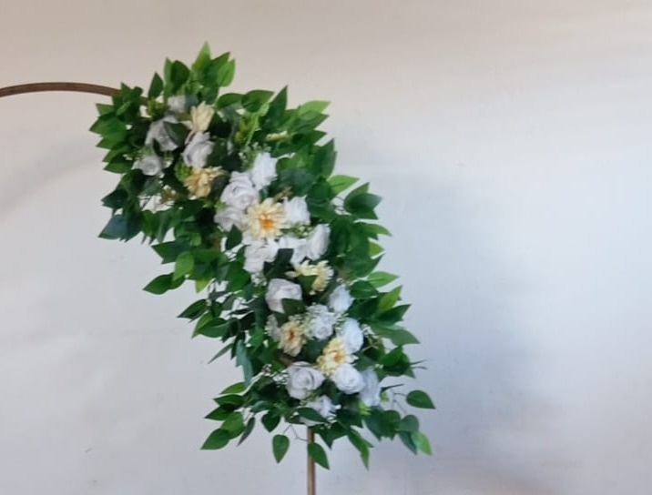 Arranjo de Flor Branco E Bege Para Painel  - Espelhomagicopeguemonte