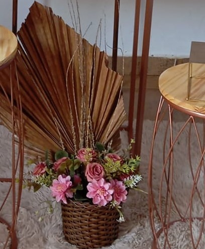 Cachepo de Chão Com Latania Flor Rosa - Espelhomagicopeguemonte