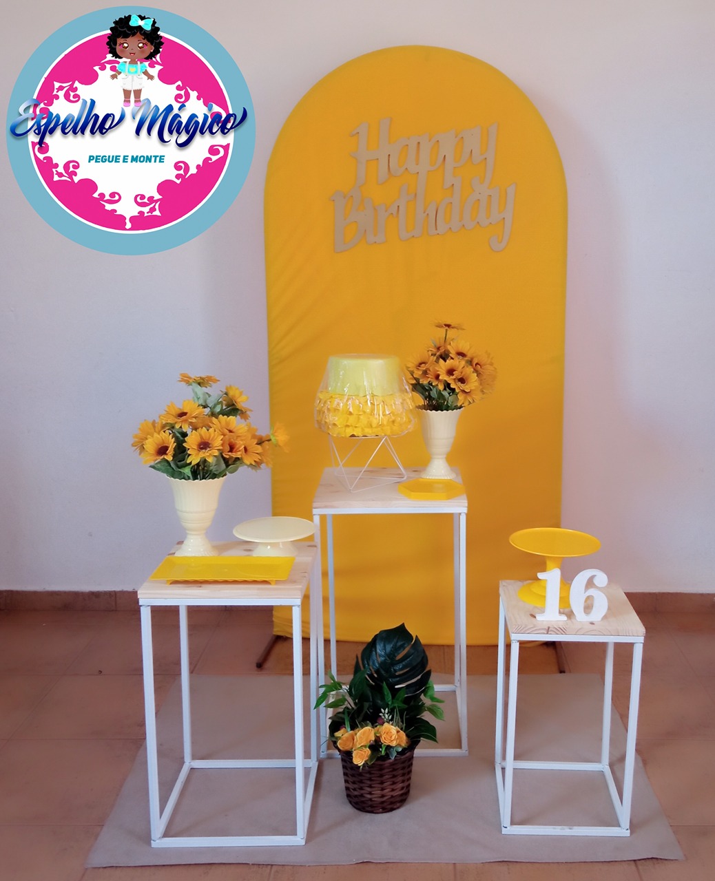 Decoração  Happy Birthday Amarelo  Mesa Cubo de Ferro - Espelhomagicopeguemonte