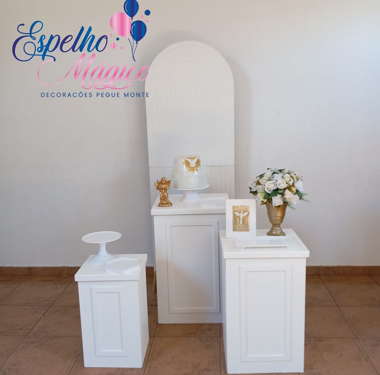 Decoração Batizado Painel Frisado Branco E Cubo Branco  - Espelhomagicopeguemonte