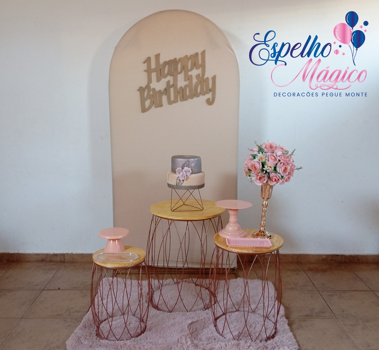 Decoraçao Bege Com Painel Romano   - Espelhomagicopeguemonte