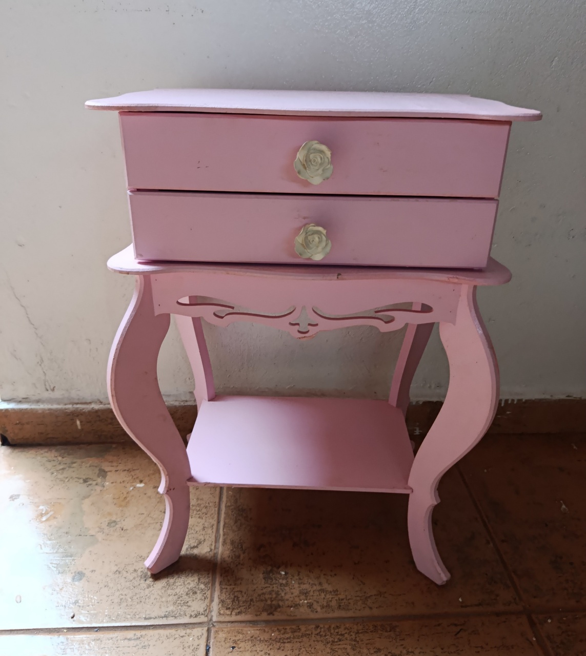 Cômoda Rosa Com Gavetas   - Espelhomagicopeguemonte