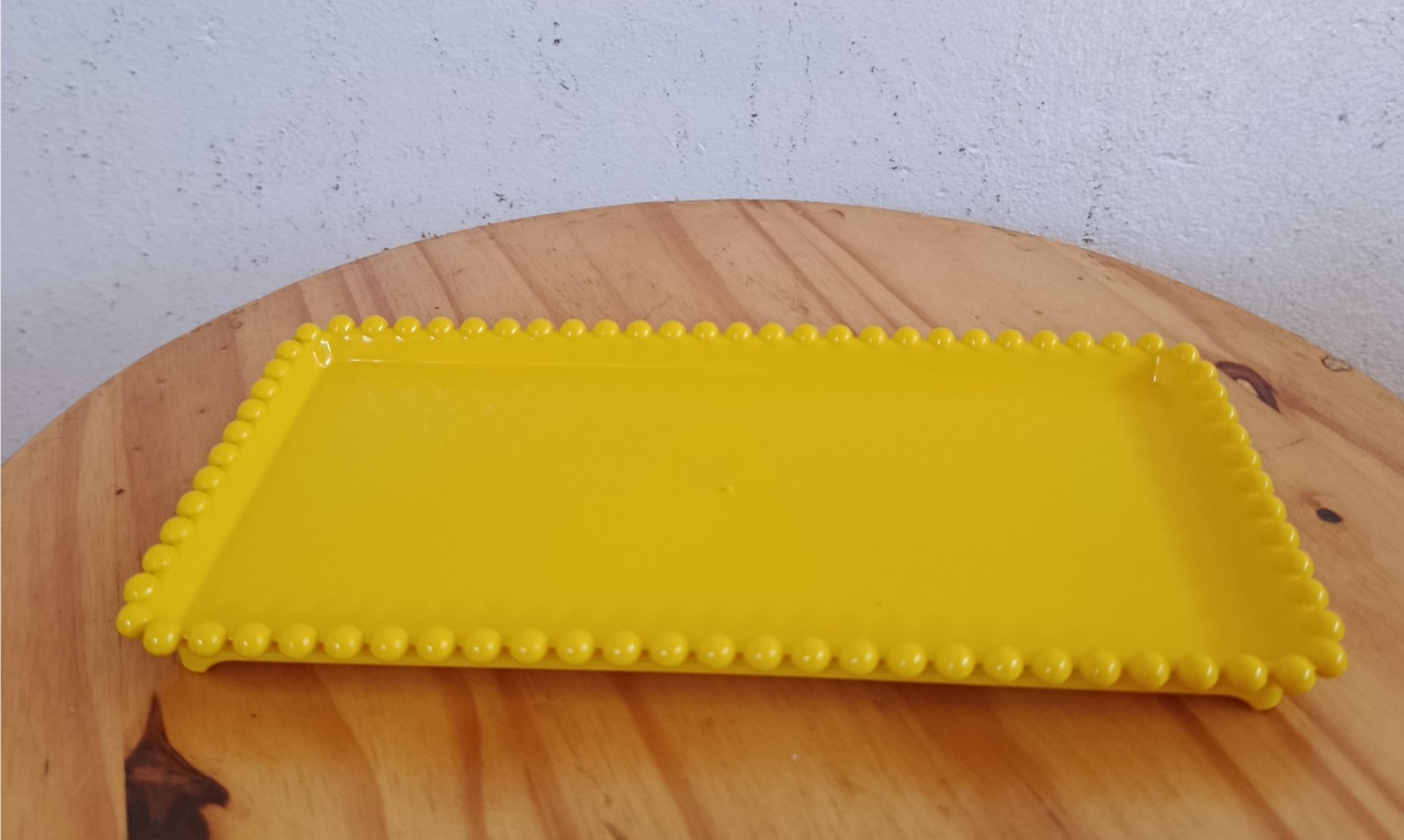 Bandeja Retangular Bolinha Amarelo - Espelhomagicopeguemonte
