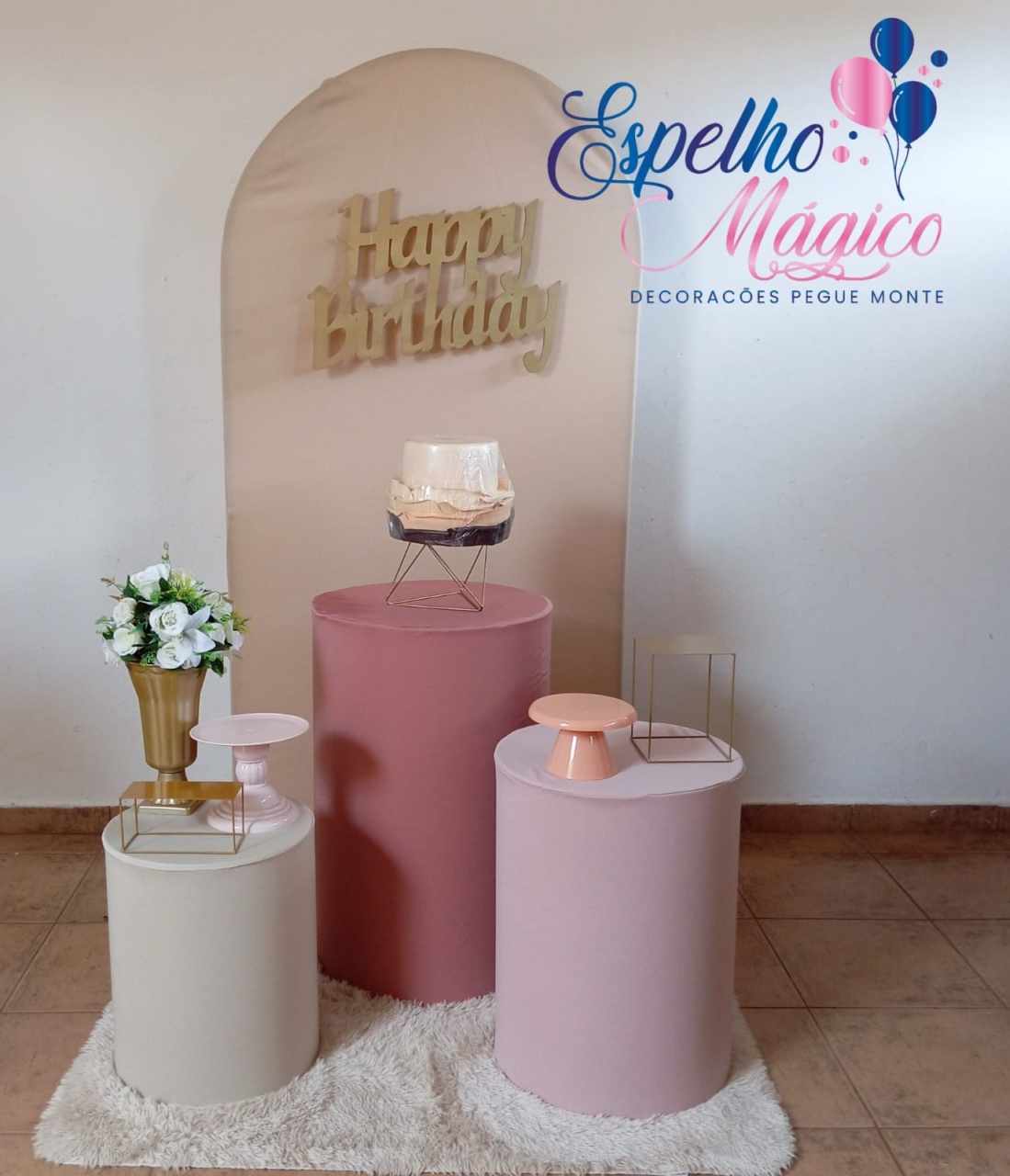 Decoraçao Bege Com Painel Romano E Cilindro - Espelhomagicopeguemonte