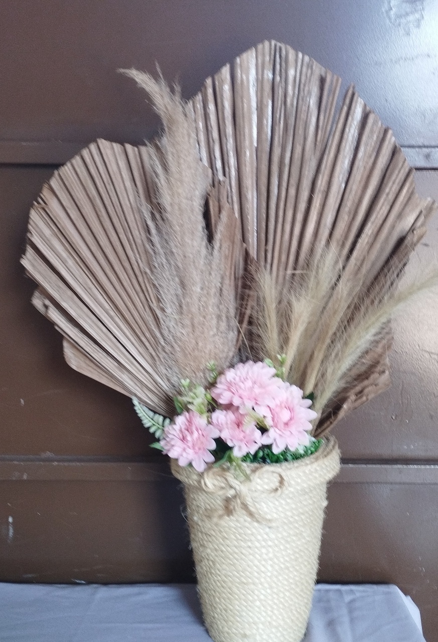 Cachepo de Corda Grande Com Latania Com Flor Rosa - Espelhomagicopeguemonte