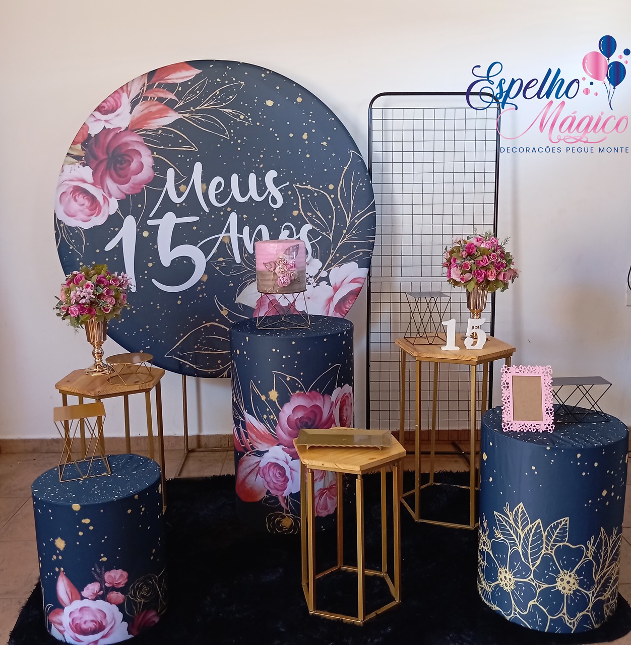 Composição de 15 Anos Floral Rosa E Preto  - Espelhomagicopeguemonte