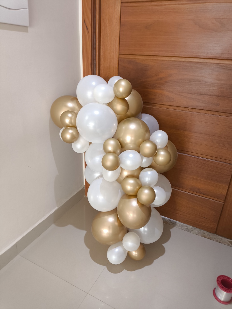 Mini Arco Branco E Dourado - Baloesfeitosdesonhos 
