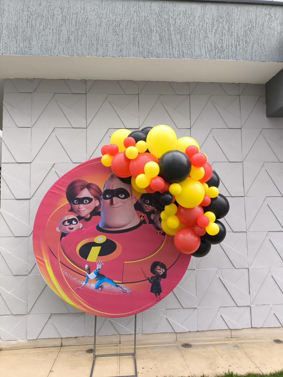 Mini Arco de Bexiga Vermelha Preta E Amarelo - Baloesfeitosdesonhos 