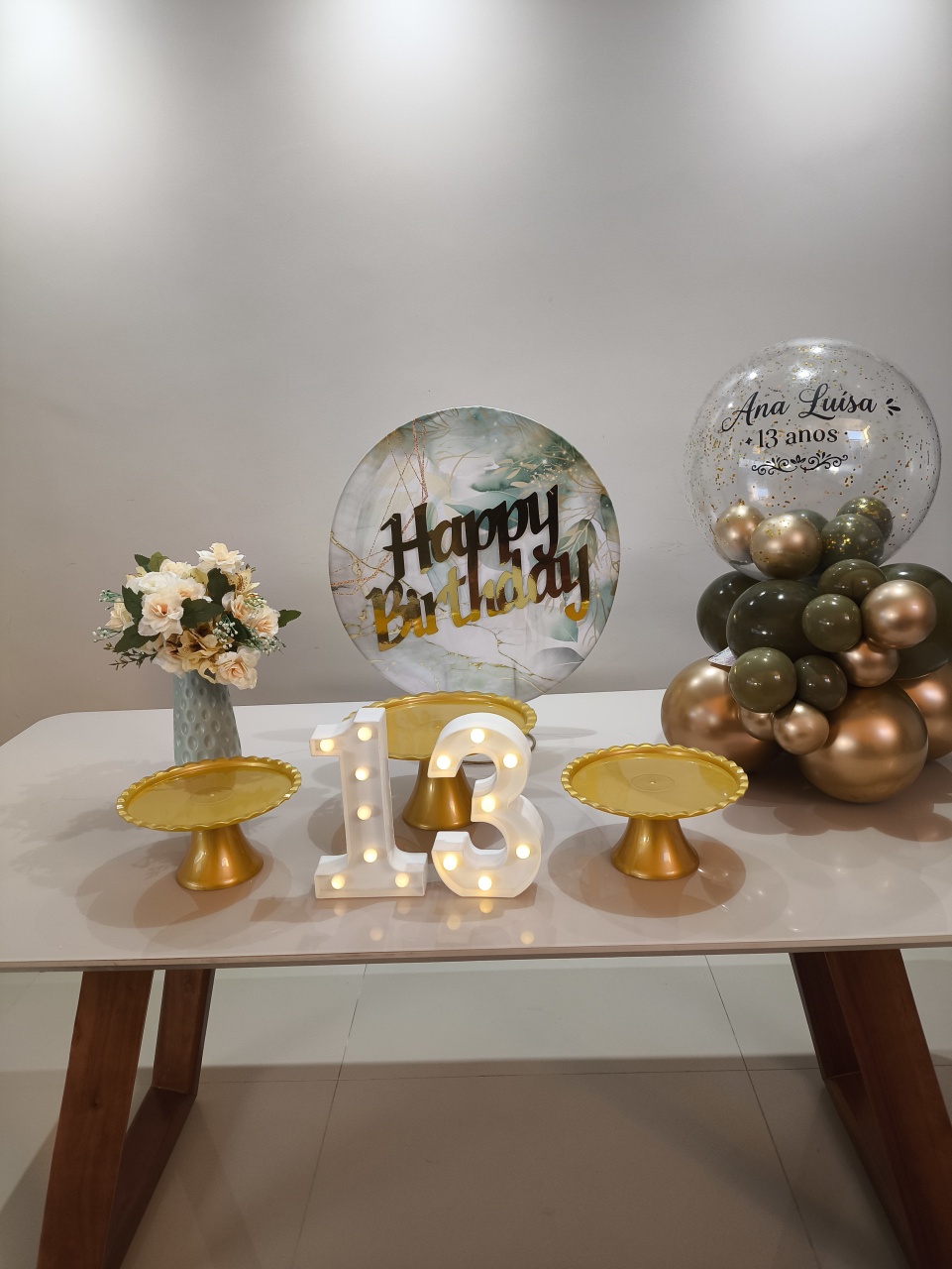 Kit Mesa Verde Marmorizado Com Dourado E Balão de Mesa Personalizado 18' - Baloesfeitosdesonhos 