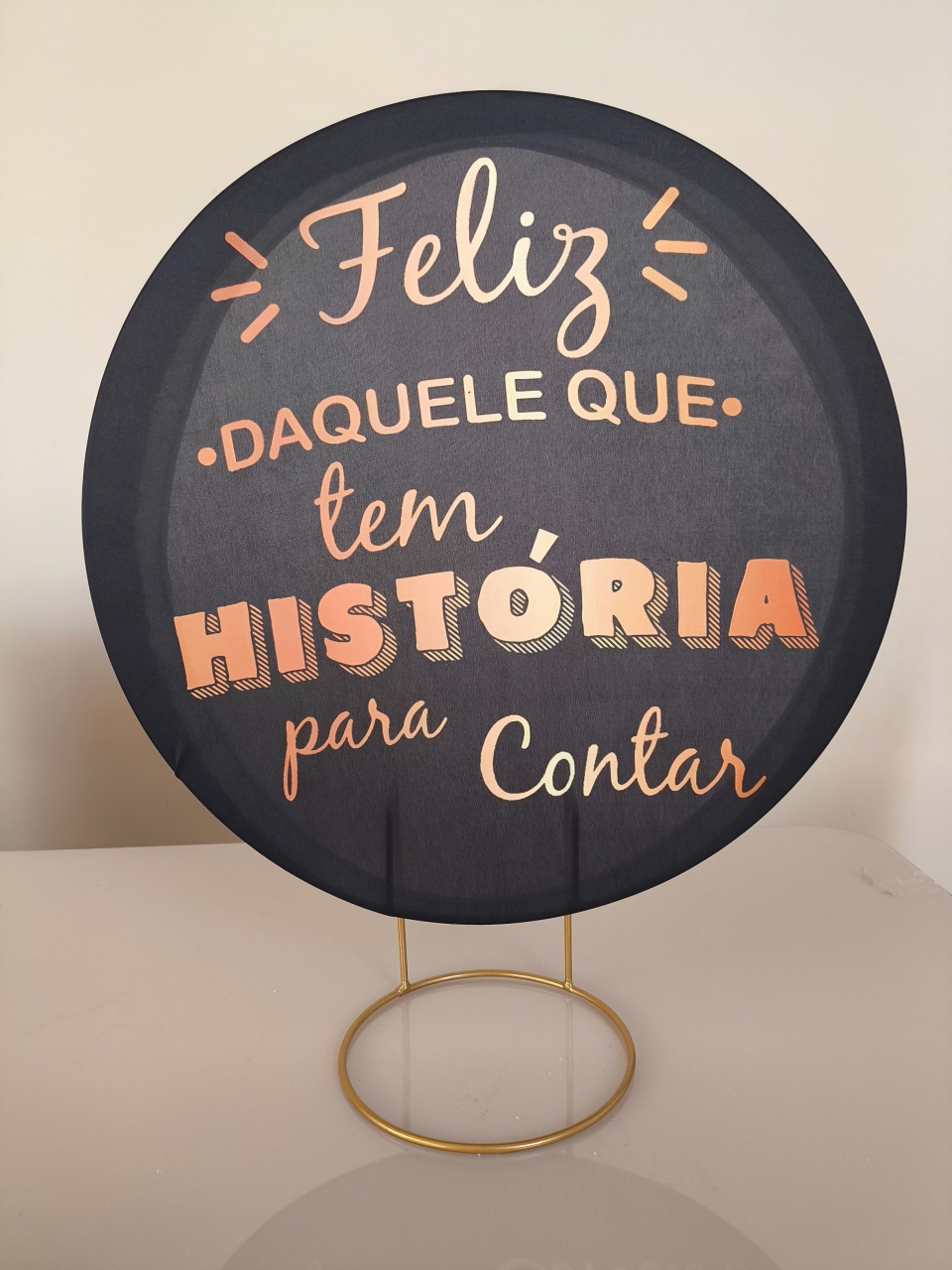 Mini Painel 50X50 Feliz Quem Tem História P Contar - Baloesfeitosdesonhos 