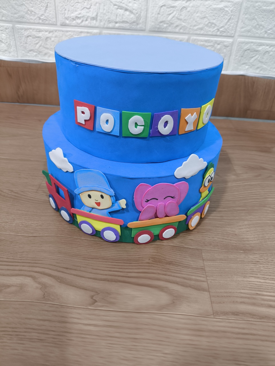 Bolo Fake Pocoyo 2 Andares - Baloesfeitosdesonhos 