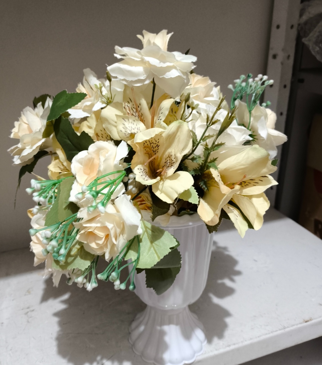 Arranjo de Flores Amarelo C Lírio  - Baloesfeitosdesonhos 