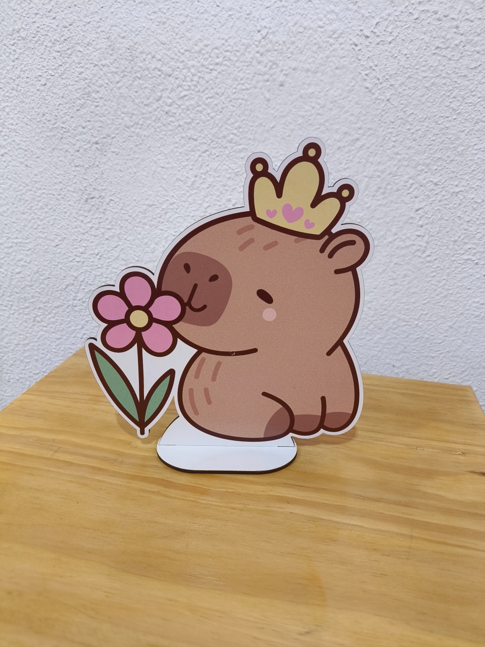 Display Simples Capivara Com Coroa - Baloesfeitosdesonhos 