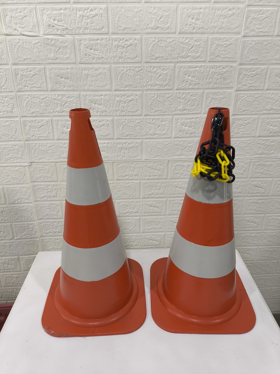 Dupla de Cone de Trânsito Branco E Laranja Com Corrente - Baloesfeitosdesonhos 