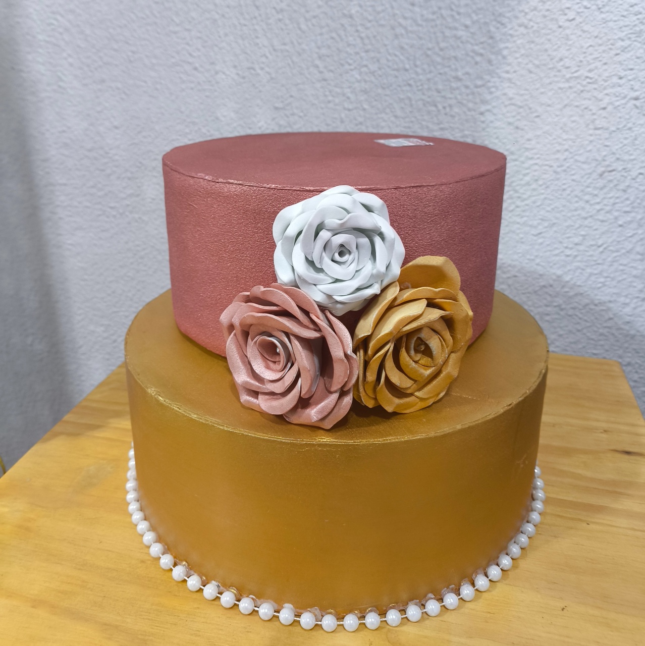 Bolo Fake 2 Andares Rose E Dourado C Flores - Baloesfeitosdesonhos 