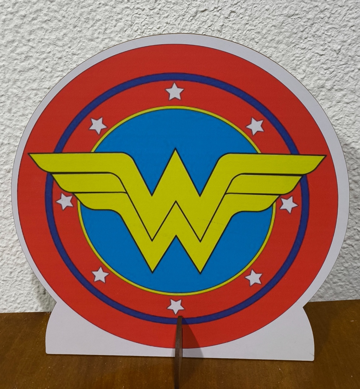 Display 30 Cm, Escudo da Mulher Maravilha  - Baloesfeitosdesonhos 