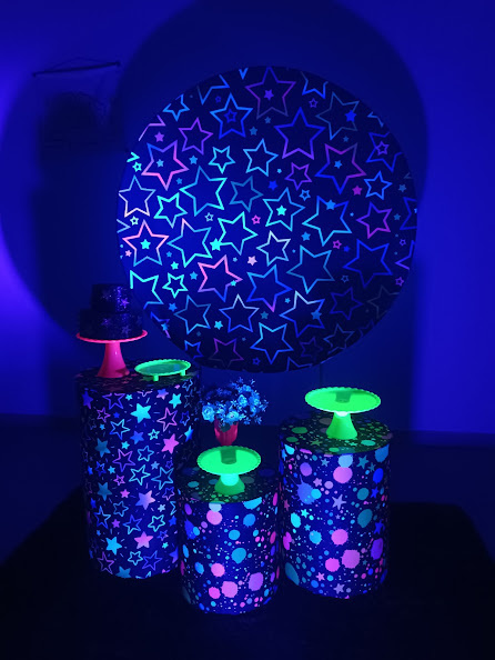 Kit Mini Table Painel Estrela, Com Dois Focos Luz Neon - Baloesfeitosdesonhos 