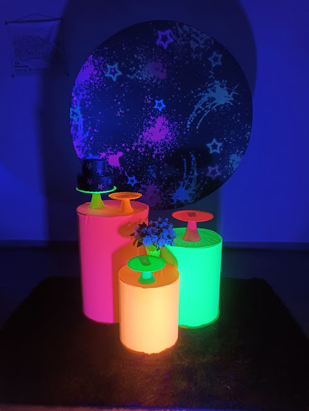 Kit Mini Table Painel Estrela E Cores Com Dois Focosluz Neon - Baloesfeitosdesonhos 