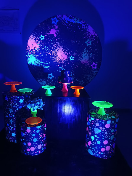 Kit Festejar Painel Cores Com Dois Focos de Luz Neon - Baloesfeitosdesonhos 