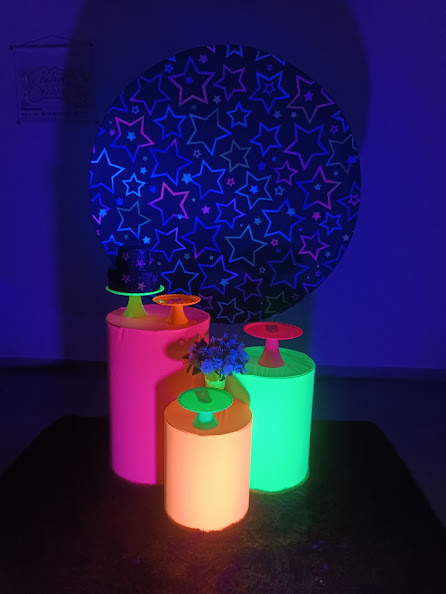 Kit Mini Table Neon Painel Estrelinha Capas Coloridas Com Dois Focos de Luz Neon - Baloesfeitosdesonhos 