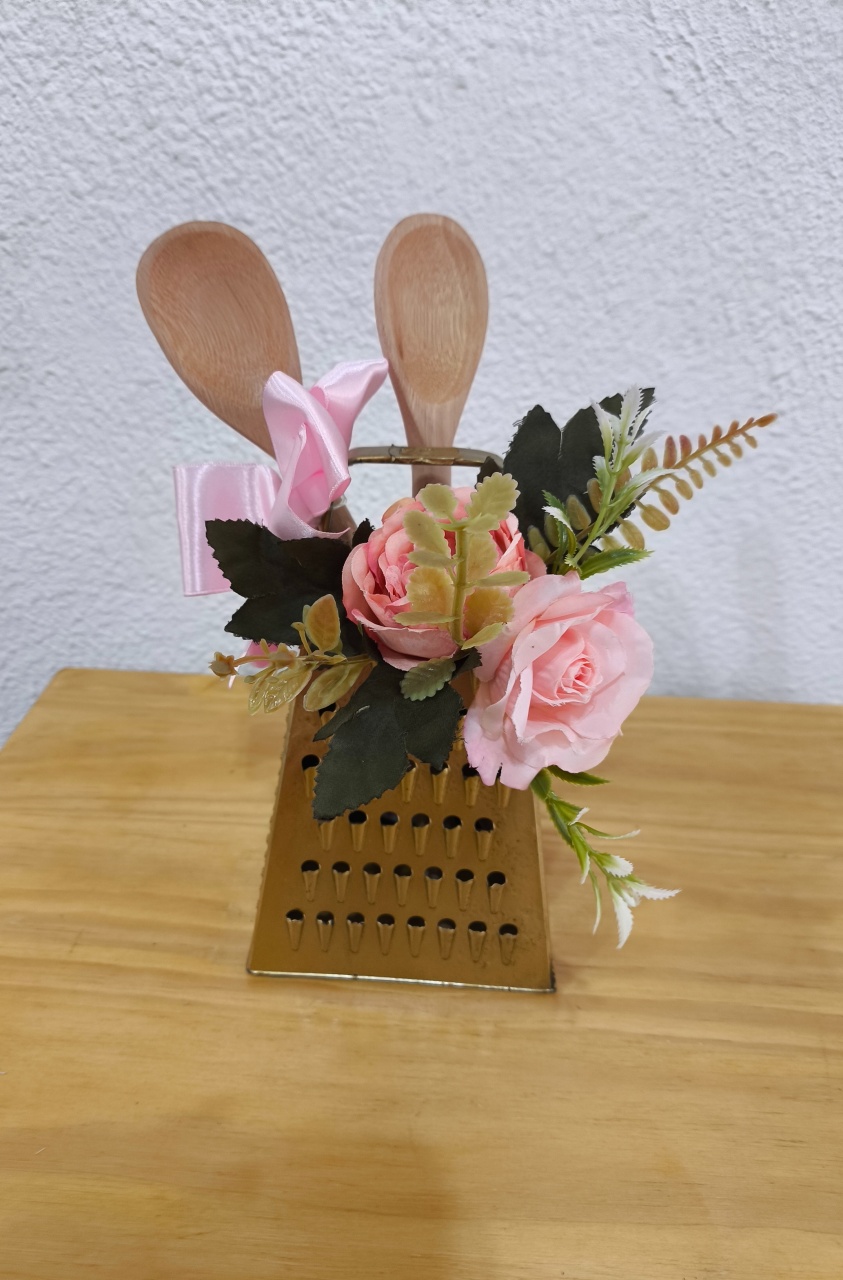 Mini Ralador Dourado Com Flor E Colher de Pau - Baloesfeitosdesonhos 
