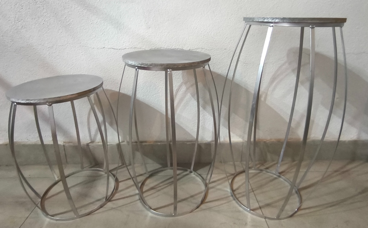 Trio de Mesas Com Formato de Barril Prateadas - Baloesfeitosdesonhos 