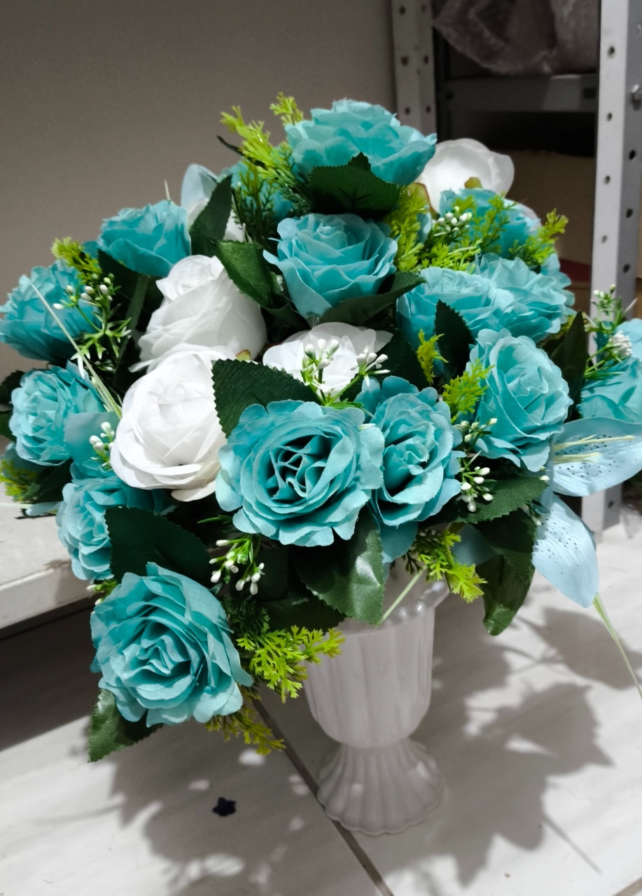 Arranjo de Flores Azul Ciano E Branco C Lírio Grande  - Baloesfeitosdesonhos 