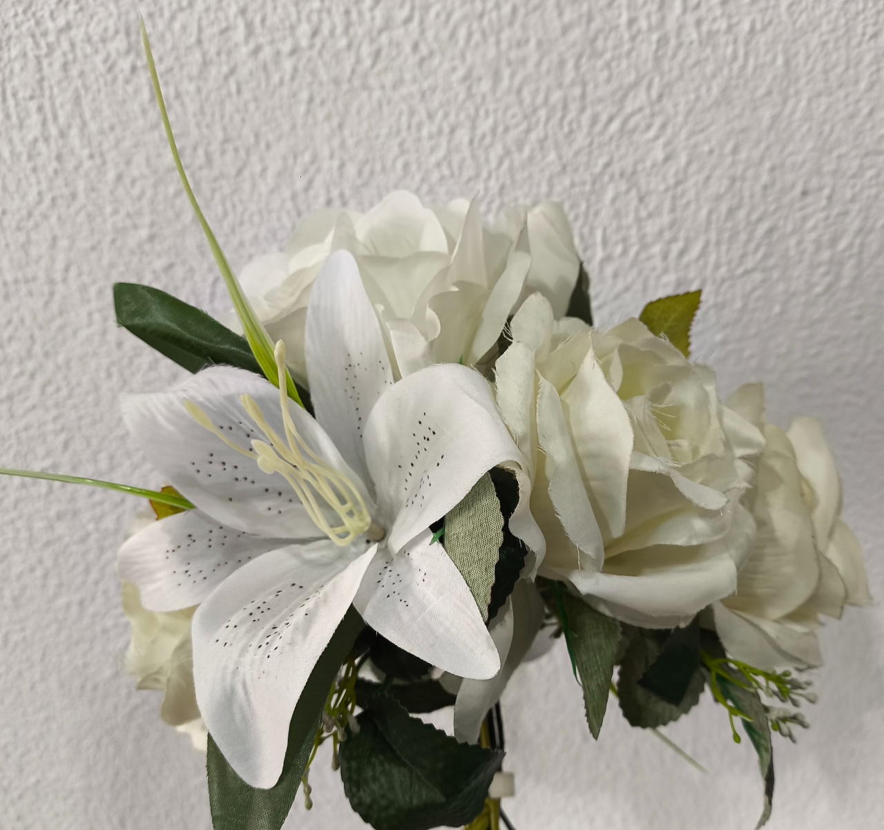 Arranjo de Flor, Rosas Brancas Com Lírios Brancos  - Baloesfeitosdesonhos 