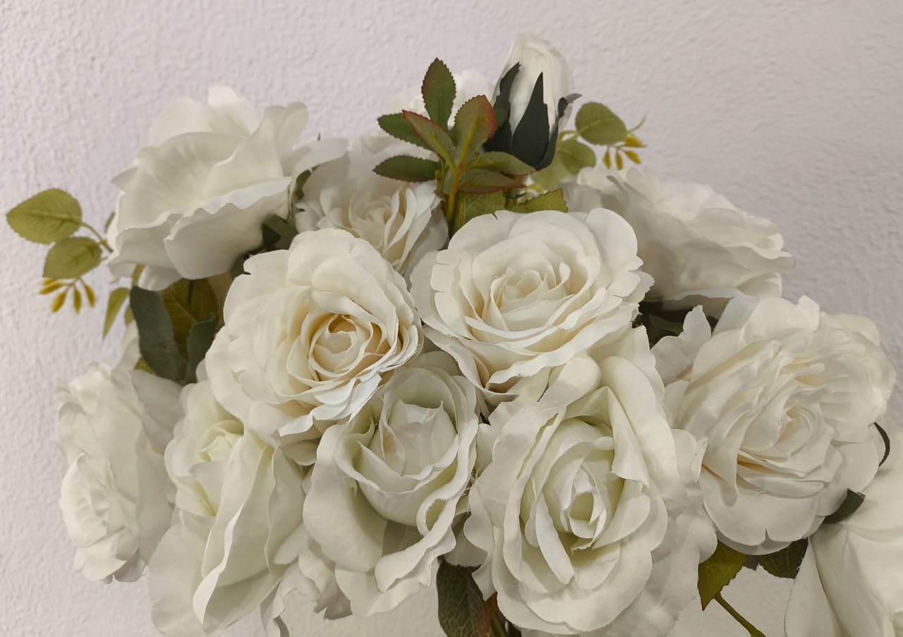 Arranjo de Flores, Rosas Brancas - Baloesfeitosdesonhos 