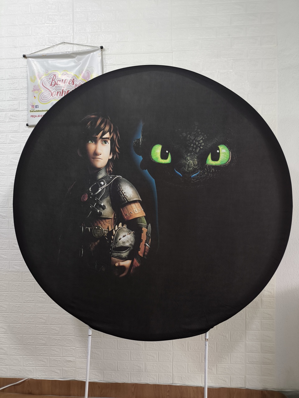 Painel 150X150 Como Treinar Seu Dragão1 Preto - Baloesfeitosdesonhos 