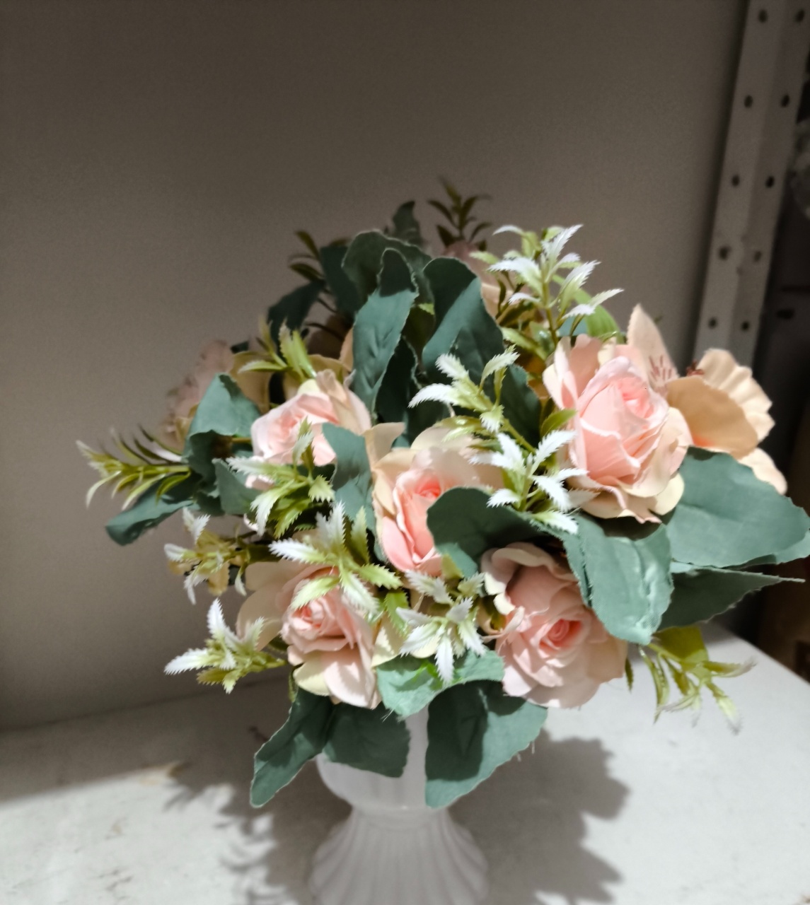 Arranjo de Flores Rosas Com Lírio  - Baloesfeitosdesonhos 