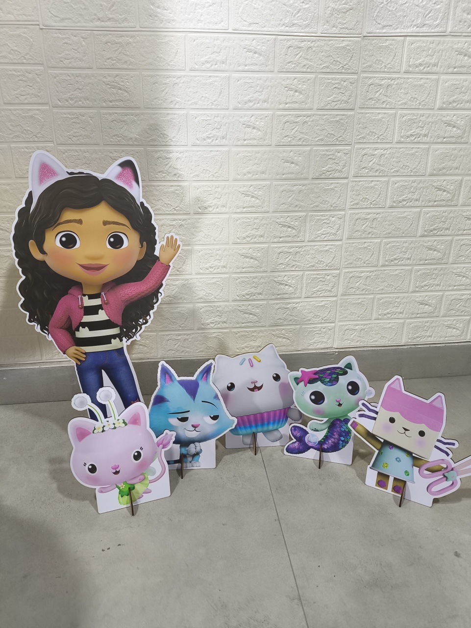 Kit Display Simples Casa da Gabi 5 Personagens 25Cm E 1 Personagens 0.60Cm - Baloesfeitosdesonhos 